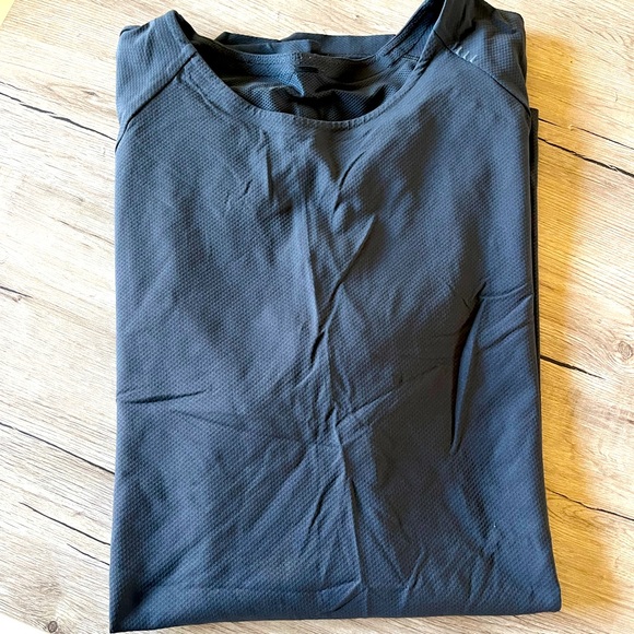 Grey lululemon athletic shirt - Picture 1 of 4